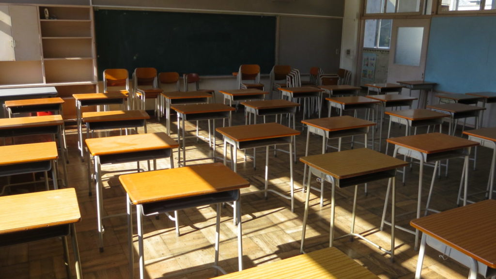 まるごと撮影できちゃう学校スタジオ・高校生用の椅子・机・調達
