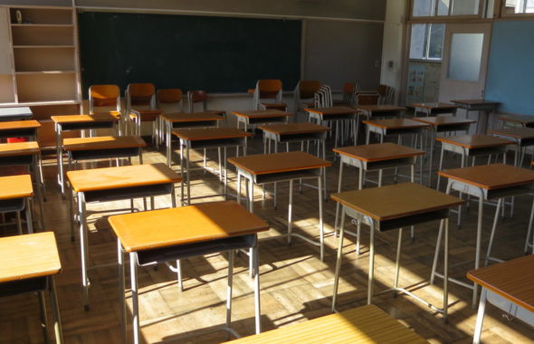 まるごと撮影できちゃう学校スタジオ・高校生用の椅子・机・調達