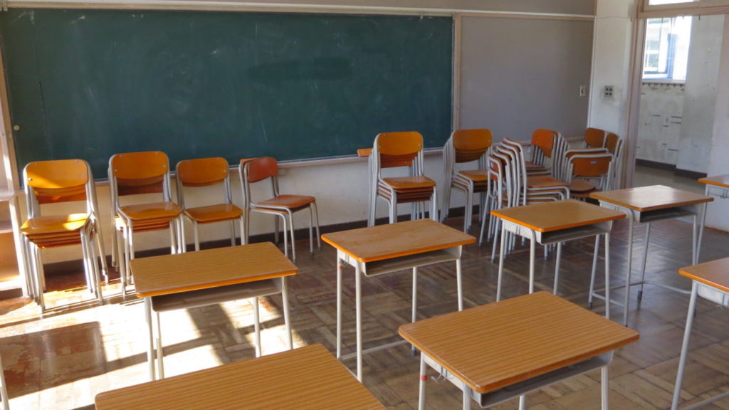 まるごと撮影できちゃう学校スタジオ・高校生用の椅子・机・調達
