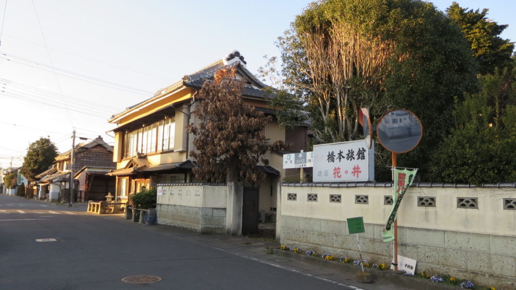 登録有形文化財橋本旅館スタジオ・庭・駐車場・戸建設定・車で入りシーン・事件現場・パトカー