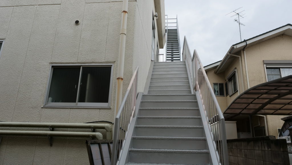 屋上に行く外階段