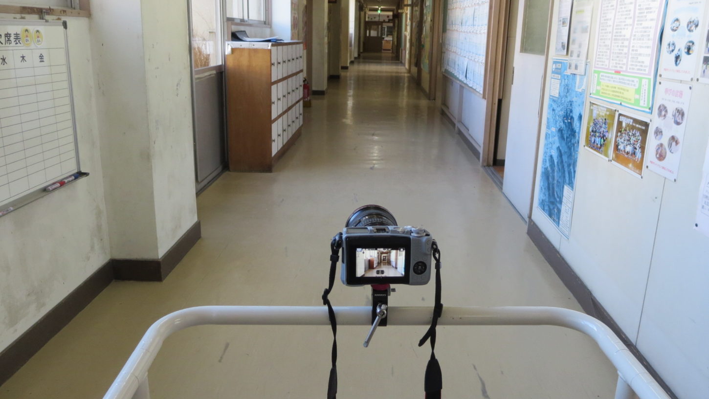 カメラクランプ・台車いろいろ撮影できちゃう学校スタジオ・廊下