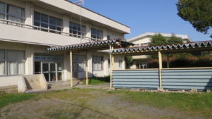 いろいろ撮影できちゃう学校スタジオ・渡り廊下・学校中庭・学校イメージ