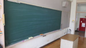 いろいろ撮影できちゃう学校スタジオ・チョーク・黒板