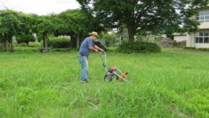 いろいろ撮影できる学校スタジオ・草刈り機・草刈り整備・撮影環境・庭の維持管理