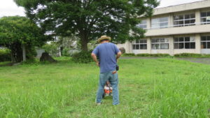 いろいろ撮影できる学校スタジオ・草刈り機・草刈り整備・撮影環境・庭の維持管理