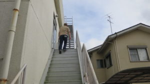 元ビジネスホテルスタジオの屋上に登る階段・隣のアパートスタジオの俯瞰撮影・出入りの階段も狙える
