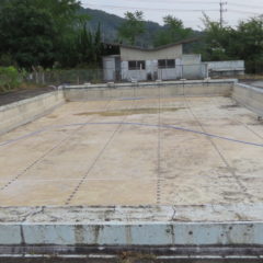 いろいろ撮影できる学校スタジオのプール清掃・底の汚泥完全撤去・プールの底・撮影