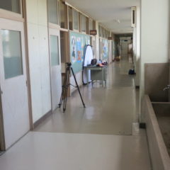 いろいろ撮影できる学校スタジオの廊下に機材が、教室で撮影中