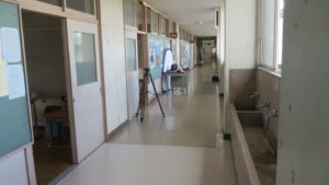 いろいろ撮影できる学校スタジオの廊下に機材が、教室で撮影中