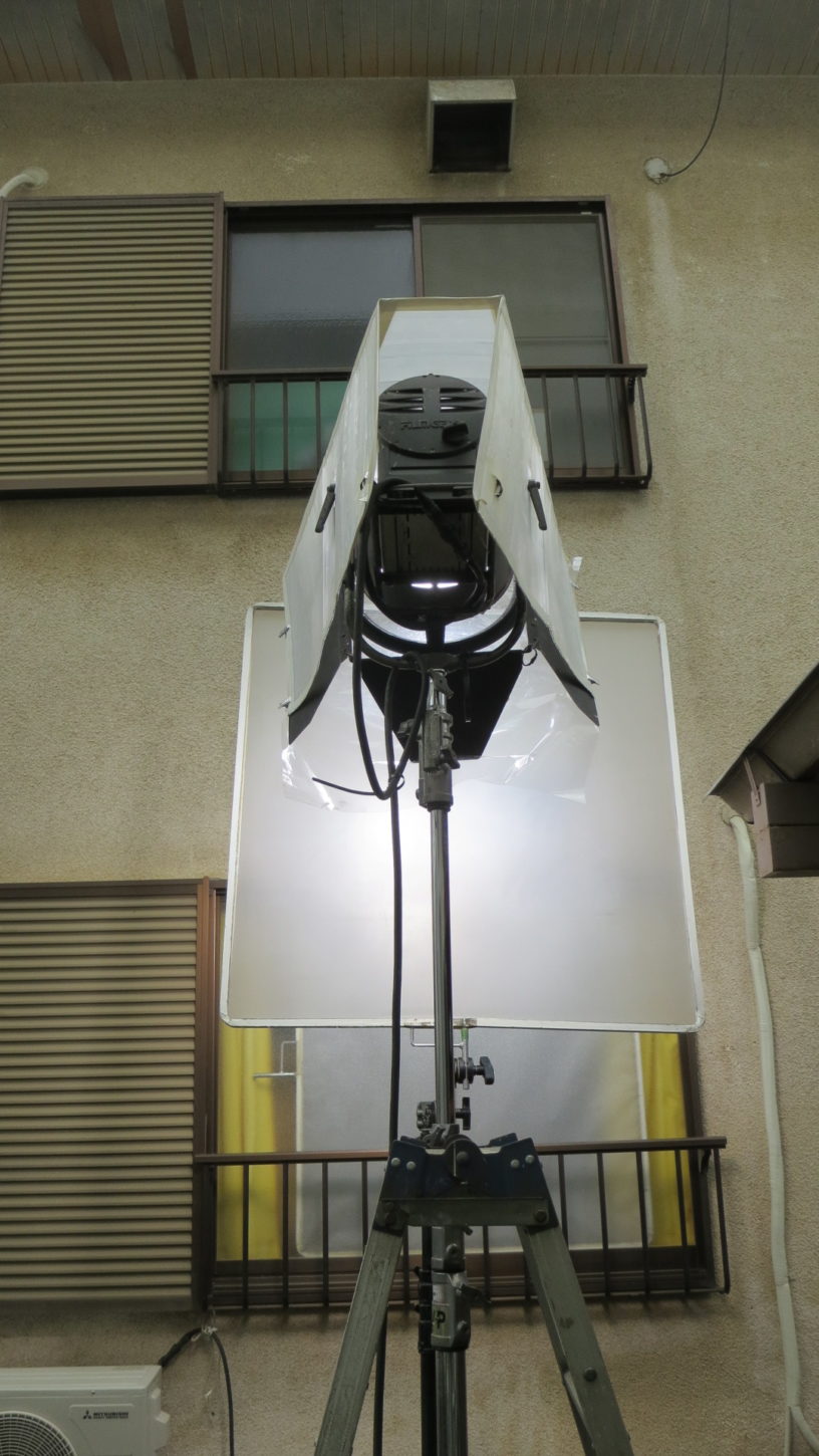 昭和でレトロなアパートスタジオに撮影に来た照明部の雨対策した照明機材