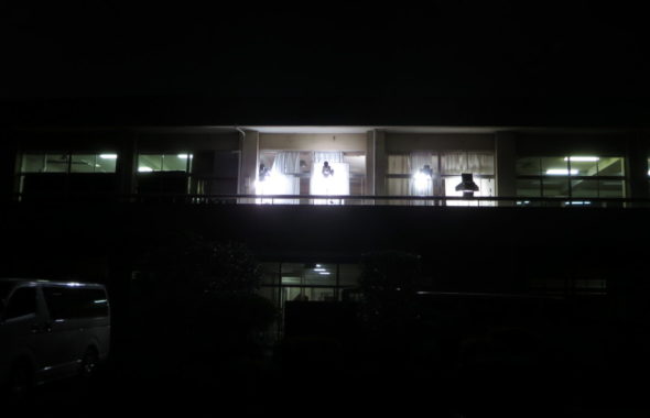 いろいろ撮影できる学校スタジオ・教室・照明外から・2階ベランダ