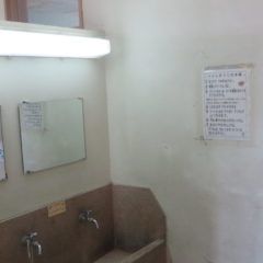いろいろ撮影できる学校スタジオ・2階のトイレ前の手洗い場所・照明をＬＥＤ照明に交換工事・蛍光灯からＬＥＤに交換