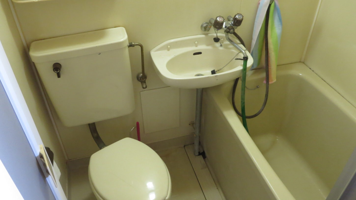 IMG_9055昭和でレトロなアパートスタジオ・202号室・トイレ・水漏れ・修理・部品交換・ アクセス抜群の大型