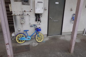 昭和でレトロなアパートスタジオ・幼児用自転車・美術小道具・外観飾り用