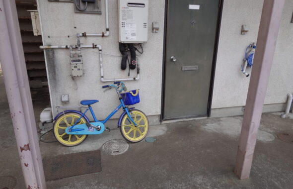 昭和でレトロなアパートスタジオ・幼児用自転車・美術小道具・外観飾り用