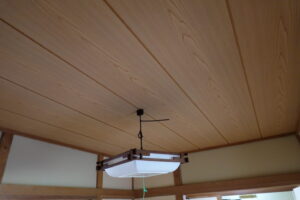アパートスタジオ・天井の板の張替え完了・ガムテープ跡修理