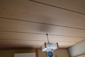 アパートスタジオ・天井の板の張替え完了・ガムテープ跡修理