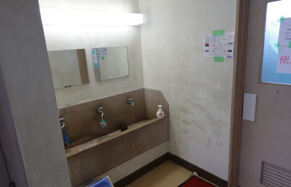 1階トイレ・手洗い場所・排水溝つまり・修理・清掃・学校スタジオ・メンテナンス