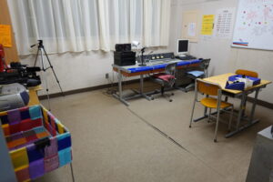 いろいろ撮影出来る学校スタジオ放送室の飾り込み例
