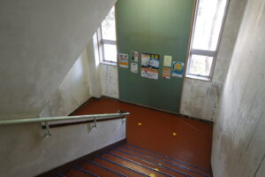 いろいろ撮影出来る学校スタジオの階段・ポスター・張り紙・高校設定