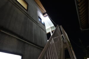 撮影専用のアパートスタジオの外回りの外灯のスイッチ増設