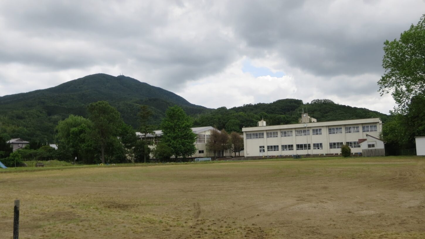 学校スタジオ・グランドから見る筑波山