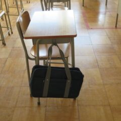 学校スタジオ・撮影場所・高校生用机椅子・高校生鞄・アトリエミカミ管理物件