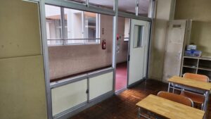 高校生教室の廊下側の壁取り外し