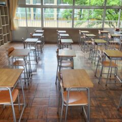 高校生教室の廊下の壁を外して撮影してみました