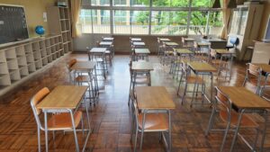 高校生教室の廊下の壁を外して撮影してみました