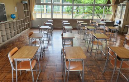 高校生教室の廊下の壁を外して撮影してみました