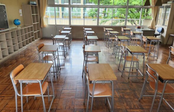 高校生教室の廊下の壁を外して撮影してみました