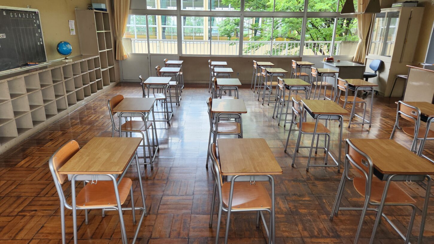 高校生教室の廊下の壁を外して撮影してみました