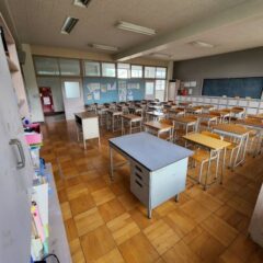 学校スタジオ・高校生教室・職員室・飾り込み・ロケハン・学校スタジオ・廊下・学校の廊下・学校スタジオ・筑波山・高校生の教室・学校スタジオ・学校撮影・ミュージックビデオ撮影現場・撮影スポット・学園ドラマ・コマーシャル撮影・CM撮影・映画撮影・再現ドラマ撮影・コスプレ撮影・ユーチューブ撮影・アトリエミカミ・管理運営・学校撮影・レンタルスタジオ・東京近郊・東京・東京・関東・桜川市・真壁町・撮影専用物件