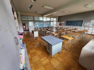学校スタジオ・高校生教室・職員室・飾り込み・ロケハン・学校スタジオ・廊下・学校の廊下・学校スタジオ・筑波山・高校生の教室・学校スタジオ・学校撮影・ミュージックビデオ撮影現場・撮影スポット・学園ドラマ・コマーシャル撮影・CM撮影・映画撮影・再現ドラマ撮影・コスプレ撮影・ユーチューブ撮影・アトリエミカミ・管理運営・学校撮影・レンタルスタジオ・東京近郊・東京・東京・関東・桜川市・真壁町・撮影専用物件