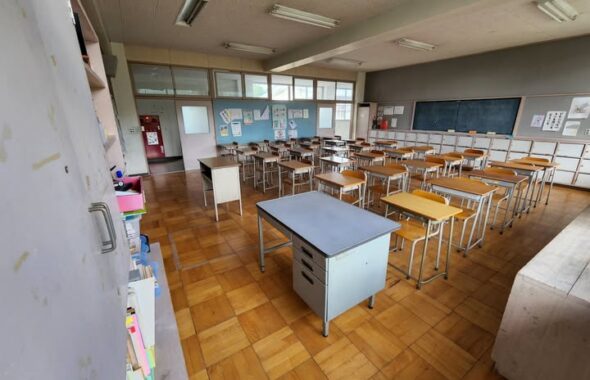 学校スタジオ・高校生教室・職員室・飾り込み・ロケハン・学校スタジオ・廊下・学校の廊下・学校スタジオ・筑波山・高校生の教室・学校スタジオ・学校撮影・ミュージックビデオ撮影現場・撮影スポット・学園ドラマ・コマーシャル撮影・CM撮影・映画撮影・再現ドラマ撮影・コスプレ撮影・ユーチューブ撮影・アトリエミカミ・管理運営・学校撮影・レンタルスタジオ・東京近郊・東京・東京・関東・桜川市・真壁町・撮影専用物件