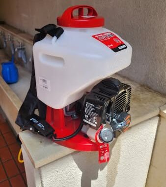 エンジン噴霧器・除草剤散布用・重い・重労働・行田学校スタジオメンテナンンス・広い校庭・ドラマ撮影・映画撮影・YouTube撮影・ミュージックビデオ撮影・CM撮影・コスプレ撮影・イベント・学校スタジオ・高校生教室・高校撮影