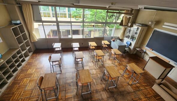 撮影向きのled型の蛍光灯に交換・5500ケルビン・高校生教室・行田学校スタジオ