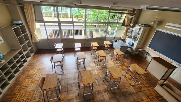 撮影向きのled型の蛍光灯に交換・5500ケルビン・高校生教室・行田学校スタジオ