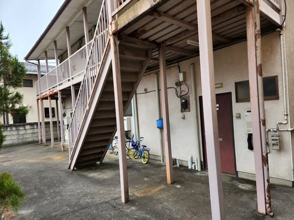 撮影用アパートスタジオ・アパートスタジオ・撮影専用・撮影専用に改造したアパートスタジオ・撮影用電源。壁の取り外し・撮影用物件・ハウススタジオ・レンタルハウス・貸しスタジオ・アトリエミカミ・管理運営・スタジオ料金・映画撮影・ドラマ撮影・再現ドラマ撮影・YouTube撮影・ミュージックビデオ撮影・CM撮影・東京・東京近郊・連続ドラマ撮影・ロケ地・ロケ場所・有名作品・ロケ地巡り・ロケハン・ロケ弁・撮影場・美術建込・ドローン撮影・日本テレビ・テレビ朝日・テレビ東京・フジテレビ・ネットフリックス・CM撮影・撮影スタジオ・東京都・埼玉県・千葉・神奈川・茨城・関東圏・