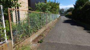 行田学校スタジオ西側フェンスメンテナンス・外にはみ出した枝・伐採・電動へッチトリマー。電動バサミ・スタジオ管理・スタジオメンテナンス・高校・登下校・撮影場所・ドラマ撮影・ミュージックビデオ撮影・YouTube撮影・映画撮影