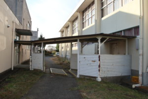 東京近郊のまるまる撮影で使える学校スタジオ渡り廊下