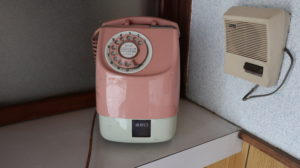 昭和のビジネスホテルスタジオフロントにピンクの公衆電話