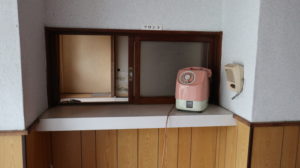 昭和のビジネスホテルスタジオフロントにピンクの公衆電話