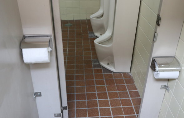 撮影スタッフ用トイレのペーパーホルダー、左利きでも右利きでも使いやすいです。