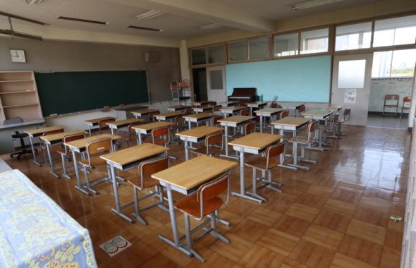 撮影できる学校スタジオ・机と椅子が並ぶ教室