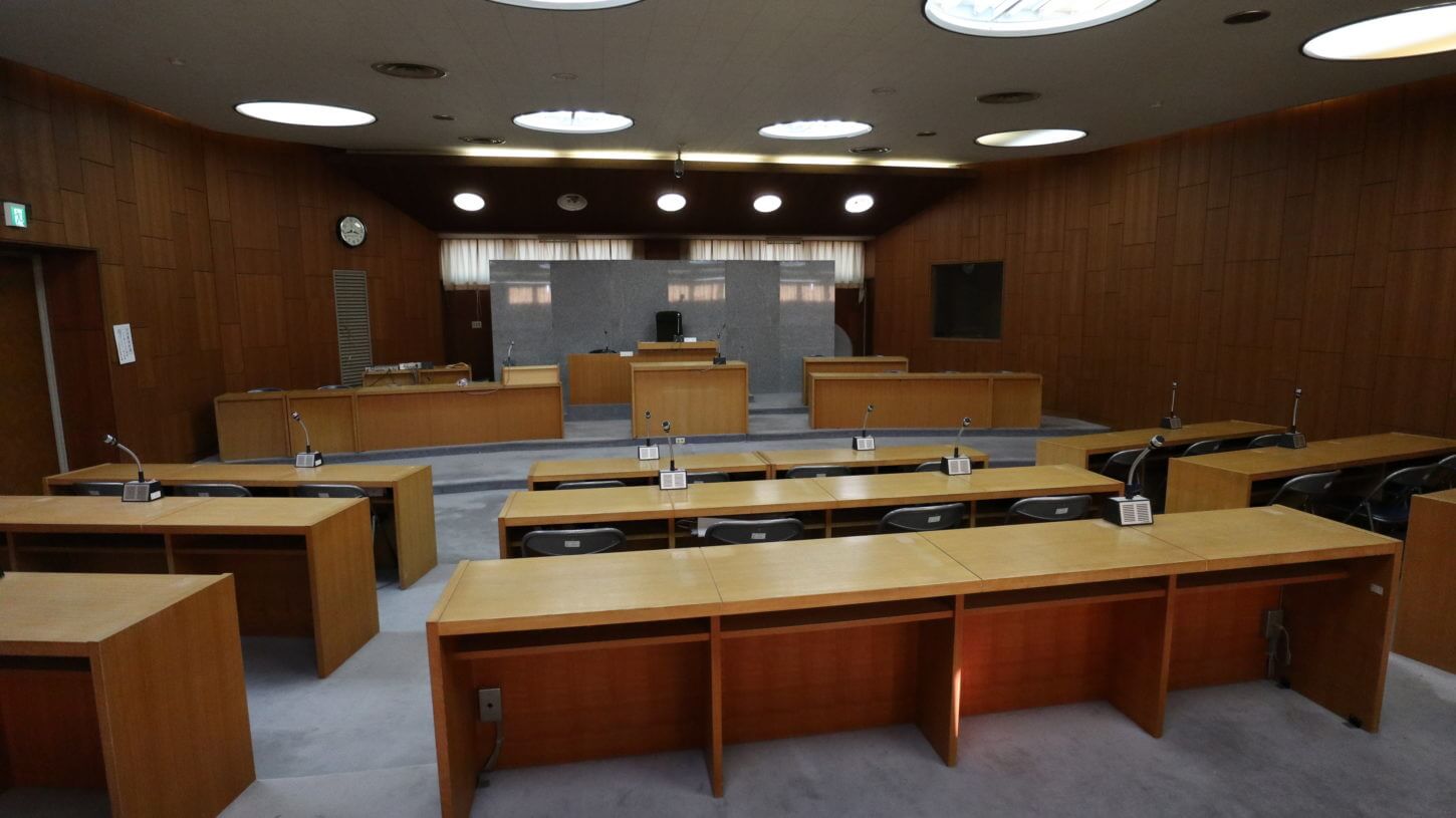 裁判所に見える会議室・撮影できます・アトリエミカミがコーディネート・学校スタジオ近所・東京近郊
