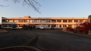 まるごと撮影できちゃう学校スタジオ・校舎・夕日・冬