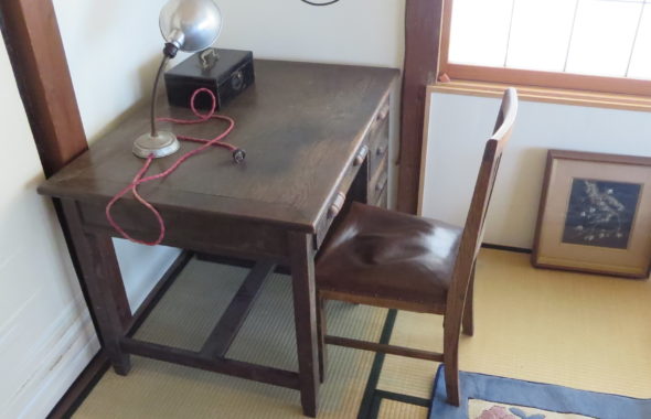 昭和初期の机と椅子